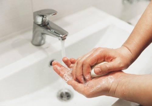 Действительно ли мыло уничтожает вирусы? Если да, то как?